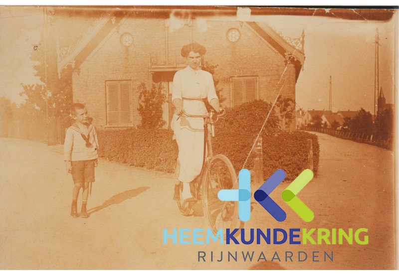 Huis hoek , Paula van de Loo op de fiets en neefje Richard van de Loo
